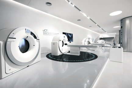 Dossier de presse | 1124-10 - Communiqué de presse | WIN Awards - Public Spaces + Residential Categories Shortlists Announced - World Interiors News - Concours - WIN Awards 2016 - Museum or Exhibition Spaces Category:&nbsp;UIH SHOWROOM by HALLUCINATE DESIGN OFFICE (Shanghai, China)<br><br>United Imaging Healthcare Co. Ltd is a leading company in China which designs and manufactures high-end medical equipment and provides medical imaging systems of good quality to serve the primary health-care populations both in China and worldwide. HALLUCINATE was invited to design a showroom for its Shanghai headquarters.&nbsp;<br><br>‘What I love about this project is the uncompromising interpretation on behalf of the client. Hallucinate Design have used precision detailing to showcase the equipment to enhance the user experience in the showroom.’ LG<br> - Crédit photo : HALLUCINATE DESIGN OFFICE