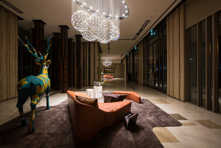 Dossier de presse | 1124-10 - Communiqué de presse | WIN Awards - Public Spaces + Residential Categories Shortlists Announced - World Interiors News - Concours - WIN Awards 2016 - Residential Development Interiors Category:&nbsp;CONTINENTAL CONSTRUCTION - LANDSCAPE OF THE MIND by MLD Design (Taipei, Taiwan)<br><br>The main entrance lobby is linked to memories of an English landscape complete with natural stone patterns like “fields” but also a “forest” which functions as the mail -boxes for the entire building. An abstract deer custom made and painted by an artist also stands over a collection of rock like furniture placed under chandeliers in the form of clouds.&nbsp;<br><br>The main entrance lobby is linked to memories of an English landscape complete with natural stone patterns like “fields” but also a “forest” which functions as the mail -boxes for the entire building.&nbsp;<br><br>‘We particularly liked the innovative man-made veneer columns; designed to emulate tree trunks tying in with the whole theme of English landscape throughout. This theme is carried throughout the development and includes deer commissioned from a local artist and a cloud installation in the main lobby.’ DM<br> - Crédit photo : MLD Design