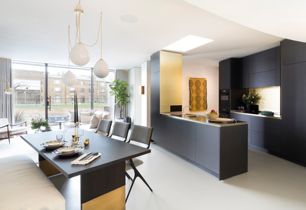 Dossier de presse | 1124-10 - Communiqué de presse | WIN Awards - Public Spaces + Residential Categories Shortlists Announced - World Interiors News - Concours - WIN Awards 2016 - Residential Development Interiors Category:&nbsp;Gasholders Sales Gallery by King's Cross Central Ltd Partnership (London, United Kingdom)<br><br>Gasholders London is a collection 145 canal side apartments built within a refurbished triplet of Grade II-L listed, cast iron gasholder guide frames at the heart of King’s Cross. This remarkable feat of contemporary design and cutting-edge engineering has been designed by Wilkinson Eyre Architects with apartment interior architecture by Jonathan Tuckey Design and landscaping by Dan Pearson Studios.&nbsp;<br><br>The Gasholders Sales Gallery has been designed by the same three exceptional practices behind Gasholders London to create a space befitting of a new London landmark. The interior design concept needed to react sympathetically to such a structure and echo the level of detail and sophistication in its language of refined London living.&nbsp;<br><br>‘This was not an easy project to realize – working with a curved building and yet still create a luxurious environment. Hudson &amp; Mercer with Jonathan Tuckey Design achieved this by using pieces that embraces the awkward spaces; tub chairs, curved sofas and round coffee tables, all designed to celebrate the unusual layout of the development.’ LT<br> - Crédit photo : King's Cross Central Ltd Partnership
