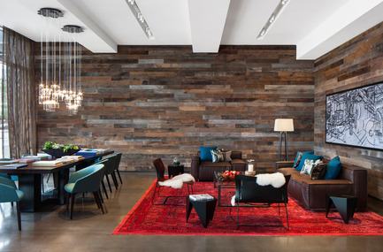 Dossier de presse | 1124-10 - Communiqué de presse | WIN Awards - Public Spaces + Residential Categories Shortlists Announced - World Interiors News - Concours - WIN Awards 2016 - Residential Development Interiors Category:&nbsp;Ink Block by Elkus Manfredi Architects (Boston, Massachusetts, United States)<br><br>Ink Block is a mixed-use residential/retail development linking two very different Boston neighborhoods: the residential South End and industrial South Boston. Until 2012, the 6.2-acre site was the home of the Boston Herald newspaper. The client brief was threefold: first, re-create this urban block into a vibrant, contemporary, sustainable residential environment that also honors the site’s former occupant. Second, create a bridge between the disparate neighborhoods of South Boston and the South End. Third, appeal to multiple tenant profiles.&nbsp;<br><br>‘The combination of the bright hues in the communal spaces show an innovative use of colour. I love the mix of natural and industrial materials including reclaimed wood walls and leather seating. The outside spaces are very inviting and I enjoyed the shared lobby and amenities designed to encourage a communal spirit. This development met the client brief to create a vibrant sustainable environment in an industrial building.’ LT<br> - Crédit photo : Elkus Manfredi Architects