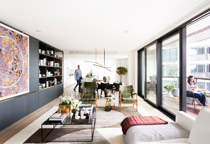 Dossier de presse | 1124-10 - Communiqué de presse | WIN Awards - Public Spaces + Residential Categories Shortlists Announced - World Interiors News - Concours - WIN Awards 2016 - Residential Development Interiors Category:&nbsp;The Plimsoll Building Show Apartment by King's Cross Central Ltd Partnership (London, United Kingdom)<br><br>The Plimsoll Building show apartment, by Studio Ashby, is comfortable, approachable and has a strong sense of home. Studio Ashby has created an aesthetic based on an imagined resident; a purveyor of taste with a discriminating eye, a collector of beautiful things with an interest in photography and travel. Inspiration was taken for the generous open-plan living area from New York loft living and the sturdy gasholder guide frame beyond the windows.&nbsp;<br><br>‘This show apartment responds to the unique surroundings and the exceptional views across Gasholder Park. With carefully defined areas and bespoke pieces including a Paonazzo marble table, a bespoke rug and charcoal and brass bookcase, this apartment has been designed with the professional city dweller in mind to great effect.’ DM<br> - Crédit photo : King's Cross Central Ltd Partnership