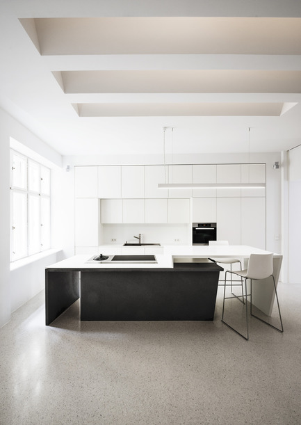 Dossier de presse | 1124-10 - Communiqué de presse | WIN Awards - Public Spaces + Residential Categories Shortlists Announced - World Interiors News - Concours - WIN Awards 2016 - Residential Interiors Category:&nbsp;Beletage Neubaugasse by Alex Graef Associated Architects Ltd (Vienna, Austria)<br><br>London architect, Alex Graef, remodeled and furnished a large apartment in a 19th century building in Vienna for a private non-resident client. A deep plan, created by combining two adjacent apartments, was unlocked by demolishing all central partitions and inserting a series of gently rotated volumes, which contain bathrooms and ancillary spaces. An existing collection of pre-Columbian miniature sculptures was used as a narrative device and installed as permanent hosts to their often absent occupier.&nbsp;<br><br>‘The brief for this project was that it should be adaptable to the client’s changing needs: create a clutter free environment and achieve excellence in terms of both the design and execution - this project meets all those requirements. A very elegant, seemingly light and minimal refurbishment with some unusual touches, in particular the padded cupboard and main doors. This architect clearly has an obsession for detail.’ DM<br> - Crédit photo : Alex Graef Associated Architects Ltd