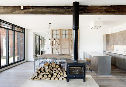 Dossier de presse | 1124-10 - Communiqué de presse | WIN Awards - Public Spaces + Residential Categories Shortlists Announced - World Interiors News - Concours - WIN Awards 2016 - Residential Interiors Category:&nbsp;St. John Ambulance by Marta Nowicka &amp; Co (Rye, United Kingdom)<br><br>Interior architect Marta Nowicka has completed the conversion and redesign of a 1950’s St John Ambulance station into a 4-bedroom family retreat in the ancient Citadel of Rye, East Sussex. The renovation brief, to change the use of the former SJA station to a residential property was a challenge in creating a space that suited the aspirant lifestyle of Rye but that also echoed Rye’s medieval history together with the ambulance stations’ industrial past. Keeping the original, lofty ground floor area as living and creating cosy bedrooms upstairs accessed via a large hallway, the plan was successfully implemented.&nbsp;<br><br>‘The architects overcame a number of factors including planning restrictions, objections from neighbours and the existing architectural style of the building to create a beautiful family home on a domestic budget. They have used one or two materials throughout the building very sympathetically including oak flooring which they have then used to clad the walls – a lovely project.’ AL&nbsp;<br> - Crédit photo : Marta Nowicka &amp; Co