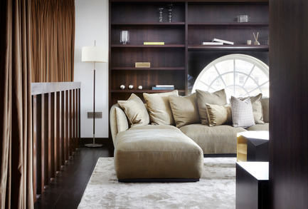 Dossier de presse | 1124-10 - Communiqué de presse | WIN Awards - Public Spaces + Residential Categories Shortlists Announced - World Interiors News - Concours - WIN Awards 2016 - Residential Interiors Category:&nbsp;Penthouse Flat, 68 Pall Mall by Hawkins\Brown (London, United Kingdom)<br><br>This spectacular penthouse apartment with views out across St James’s Palace, occupies the top two floors of a seven-storey commercial building containing offices and a private members club. The building was designed by Sir Edwin Lutyens in collaboration with architects Romaine Walker and Jenkins and was completed in 1931. The building is Grade II listed and falls within The City of Westminster St James Conservation Area.&nbsp;<br><br>The client Nebulu Ltd appointed Hawkins\Brown in collaboration with the Czech architects Pelak and Partners to strip out all the 1990’s interventions, and to lay bare the original Lutyens’ masterpiece.&nbsp;<br><br>‘The refurbishment of the Penthouse Apartment in London, remains faithful to the original architecture. I like the use of dark wood, which makes a very strong and bold statement; I also like the use of the classic European design. This, in combination with clever detailing, especially the paneling, creates a harmonious interior.’ MV<br> - Crédit photo : Hawkins\Brown