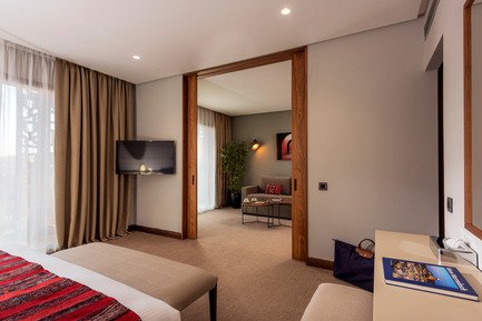 Dossier de presse | 2177-01 - Communiqué de presse | Atelier Pod signe les chambres d'hôtel du nouveau Radisson Blu à Marrakech - Atelier Pod - Design d’intérieur commercial - Radisson Blu Marrakech_ Séjour de la Suite junior&nbsp; - Crédit photo : Atelier Pod