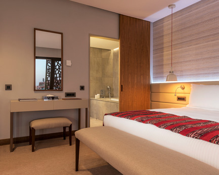Dossier de presse | 2177-01 - Communiqué de presse | Atelier Pod signe les chambres d'hôtel du nouveau Radisson Blu à Marrakech - Atelier Pod - Design d’intérieur commercial - Radisson Blu Marrakech_Junior Suite Bedroom - Crédit photo : Atelier Pod