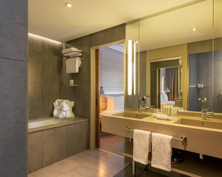 Dossier de presse | 2177-01 - Communiqué de presse | Atelier Pod signe les chambres d'hôtel du nouveau Radisson Blu à Marrakech - Atelier Pod - Design d’intérieur commercial - Radisson Blu Marrakech_Junior Suite : Salle de Bain - Crédit photo : Atelier Pod