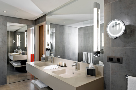 Dossier de presse | 2177-01 - Communiqué de presse | Atelier Pod signe les chambres d'hôtel du nouveau Radisson Blu à Marrakech - Atelier Pod - Design d’intérieur commercial - Radisson Blu Marrakech_Chambre Classe Affaires Bathroom 1 - Crédit photo : Atelier Pod