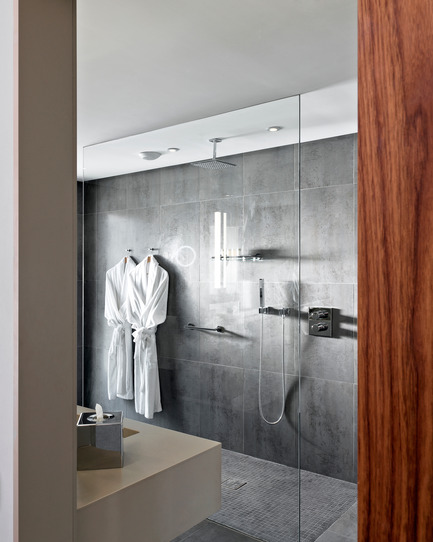Dossier de presse | 2177-01 - Communiqué de presse | Atelier Pod signe les chambres d'hôtel du nouveau Radisson Blu à Marrakech - Atelier Pod - Design d’intérieur commercial - Radisson Blu Marrakech_Salle de Bain: Chambre Classe Affaire 2 - Crédit photo : Atelier Pod