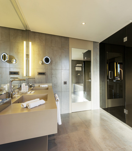 Dossier de presse | 2177-01 - Communiqué de presse | Atelier Pod signe les chambres d'hôtel du nouveau Radisson Blu à Marrakech - Atelier Pod - Design d’intérieur commercial - Radisson Blu Marrakech_Salle de Bain Suite Junior 2 - Crédit photo : Atelier Pod
