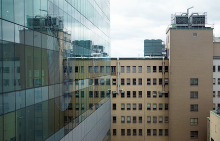 Dossier de presse | 1387-01 - Communiqué de presse | CannonDesign + NEUF architect(e)s dévoile le nouveau CHUM de Montréal, le plus grand projet hospitalier en Amérique du Nord - CannonDesign + NEUF architect(e)s - Architecture institutionnelle -  L’hôpital St-Luc en opération, adjacent au chantier  - Crédit photo :            Yann Pocreau   