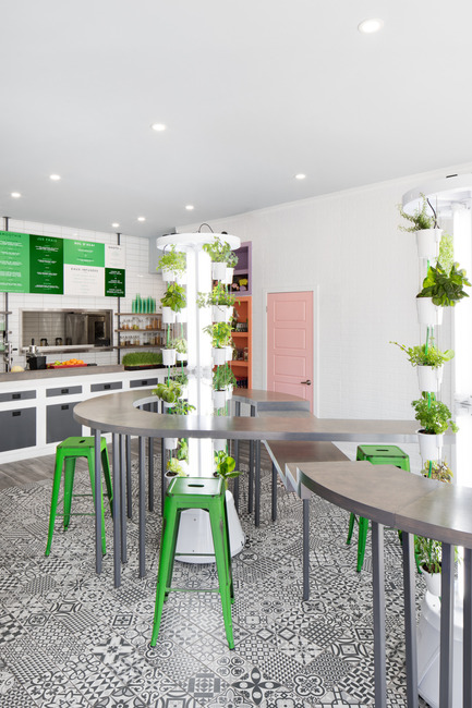 Dossier de presse | 1215-03 - Communiqué de presse | Un design rafraichissant pour un menu sain - ISSASTUDIO - Design d’intérieur commercial - Sur la table - Crédit photo : Adrien William