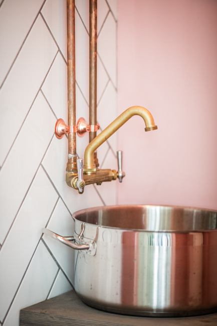 Dossier de presse | 1215-03 - Communiqué de presse | Un design rafraichissant pour un menu sain - ISSASTUDIO - Design d’intérieur commercial - Dans les salles de bain - Crédit photo : Adrien William