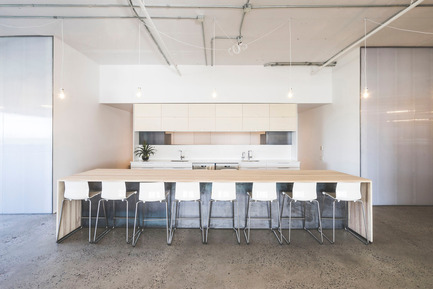 Dossier de presse | 1142-05 - Communiqué de presse | Piknic Électronik Montréal - L. McComber - Design d’intérieur commercial - Table réfectoire - Crédit photo : Raphël Thibodeau