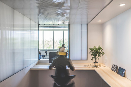 Dossier de presse | 1142-05 - Communiqué de presse | Piknic Électronik Montréal - L. McComber - Design d’intérieur commercial -   Intérieur d'un kiosque avec plan de travail intégré   - Crédit photo : Raphël Thibodeau