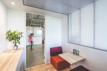 Dossier de presse | 1142-05 - Communiqué de presse | Piknic Électronik Montréal - L. McComber - Design d’intérieur commercial -   Intérieur d'un kiosque avec table basse   - Crédit photo : Raphël Thibodeau