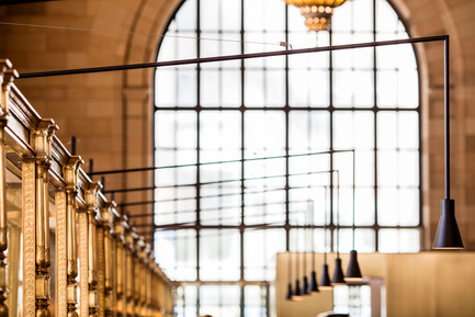 Dossier de presse | 1062-03 - Communiqué de presse | Les bureaux Crew et son café - Henri Cleinge, architecte - Architecture commerciale - Luminaire fait sur mesure - Crédit photo : Adrien Williams