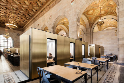 Dossier de presse | 1062-03 - Communiqué de presse | Les bureaux Crew et son café - Henri Cleinge, architecte - Architecture commerciale - Espace de co-working Crew - Crédit photo : Adrien Williams