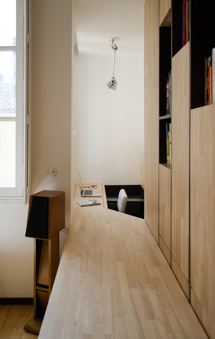 Dossier de presse | 2180-01 - Communiqué de presse | Un grand PETIT nid - Mickaël Martins Afonso & L'atelier miel - Design d’intérieur résidentiel -  Bureau sous l'espace détente<br>  - Crédit photo : Mickaël Martins Afonso