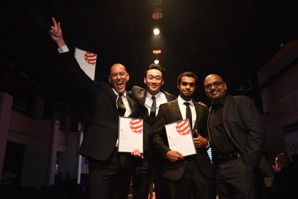 Press kit | 2188-01 - Press release | Red Dot Award: Design Concept 2016 Results - Red Dot Award: Design Concept - Industrial Design - United States designers Jaehun Jeong, Navdeep Ganesh, Muhammad Alam, David Ramsay from SAP Design &amp; Co-Innovation Center receiving the award on stage. - Photo credit: Red Dot Award: Design Concept