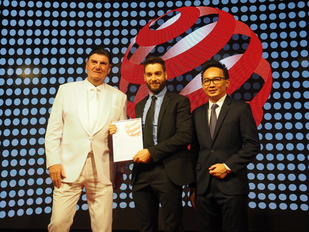 Press kit | 2188-01 - Press release | Red Dot Award: Design Concept 2016 Results - Red Dot Award: Design Concept - Industrial Design - United Kingdom's David Robinson of Cambridge Consultants on stage for the Red Dot winning concept Plug &amp; Play wearable injector - Photo credit: Red Dot Award: Design Concept