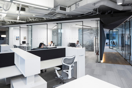 Press kit | 2073-02 - Press release | From mountain to modern design, DIALOG createsEdgar’s new space to bring the outdoors inside - DIALOG - Commercial Interior Design - Edgar Office work space<br> - Photo credit: Ema Peter Photography