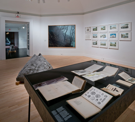 Dossier de presse | 756-13 - Communiqué de presse | Le CCA présente "17 Volcans: œuvres de Franz Wilhelm Junghuhn, Armin Linke et Bas Princen" - Centre Canadien d’Architecture (CCA) - Évènement + Exposition - Vue de l’exposition &nbsp;« 17 Volcans&nbsp;: Œuvres de Franz Wilhelm Junghuhn, Armin Linke et Bas Princen. », CCA, 2016 - Crédit photo : © CCA