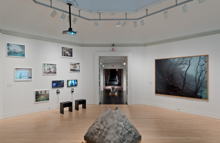 Dossier de presse | 756-13 - Communiqué de presse | Le CCA présente "17 Volcans: œuvres de Franz Wilhelm Junghuhn, Armin Linke et Bas Princen" - Centre Canadien d’Architecture (CCA) - Évènement + Exposition - Vue de l’exposition &nbsp;« 17 Volcans&nbsp;: Œuvres de Franz Wilhelm Junghuhn, Armin Linke et Bas Princen. », CCA, 2016 - Crédit photo : © CCA