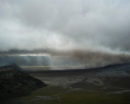 Dossier de presse | 756-13 - Communiqué de presse | Le CCA présente "17 Volcans: œuvres de Franz Wilhelm Junghuhn, Armin Linke et Bas Princen" - Centre Canadien d’Architecture (CCA) - Évènement + Exposition - Bas Princen. Volcano Walk, Gunung Bromo (January eruption), 2016. C-print, 180 x 225 cm. - Crédit photo : © Bas Princen