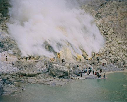 Dossier de presse | 756-13 - Communiqué de presse | Le CCA présente "17 Volcans: œuvres de Franz Wilhelm Junghuhn, Armin Linke et Bas Princen" - Centre Canadien d’Architecture (CCA) - Évènement + Exposition - Armin Linke. Kawah Ijen. Biau (Jawa Timur), Indonésie, 2016.<br>Tirage chromogène, 50 x 60 cm. - Crédit photo : © Armin Linke