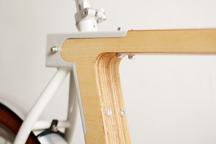 Dossier de presse | 1091-01 - Communiqué de presse | WOOD.b, un vélo urbain en bois et acier - BSG BIKES - Produit - Crédit photo : by spielplatz. 2013