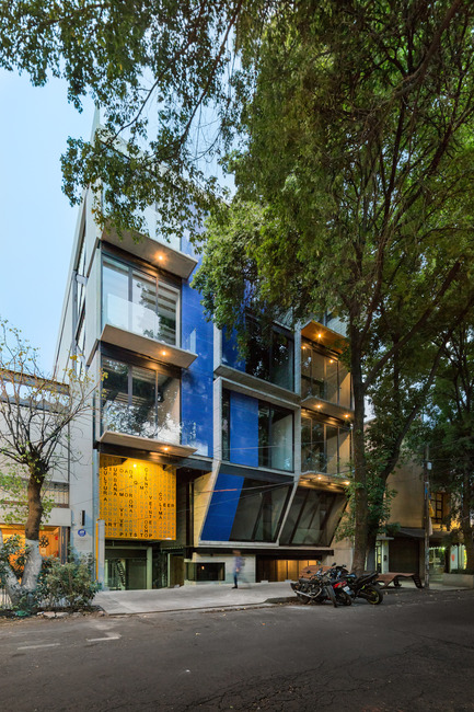 Dossier de presse | 1825-04 - Communiqué de presse | ColiRoma CientoVeinteOcho - Arqmov Workshop - Architecture résidentielle - Main Facade - Crédit photo : Rafael Gamo