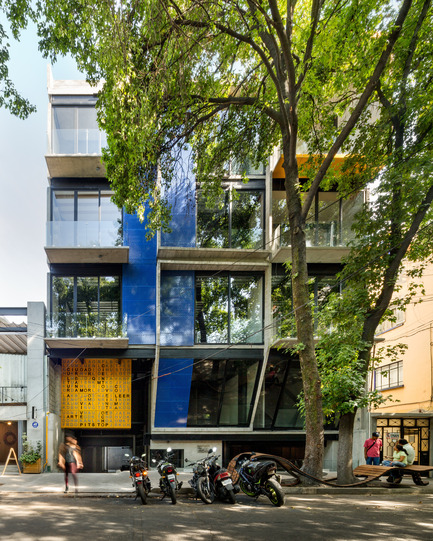Dossier de presse | 1825-04 - Communiqué de presse | ColiRoma CientoVeinteOcho - Arqmov Workshop - Architecture résidentielle - Main Facade<br> - Crédit photo : Rafael Gamo