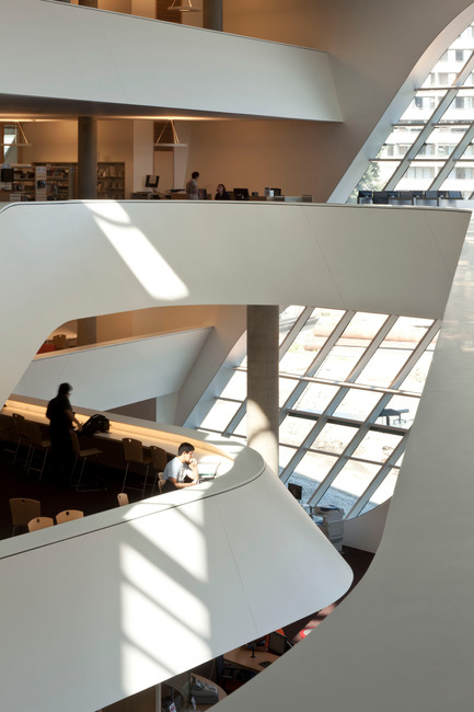 Dossier de presse | 2197-01 - Communiqué de presse | Bing Thom 1940-2016 - Bing Thom Architects - Architecture institutionnelle - Surrey City Centre Library,&nbsp;Surrey, BC - Crédit photo :  <br class="">        Nic Lehoux 