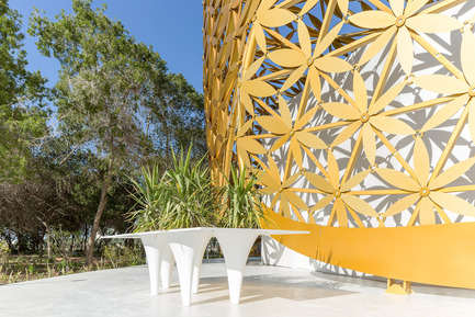 Dossier de presse | 2193-01 - Communiqué de presse | Butterfly Pavilion – Noor Island - 3deluxe - Design urbain - The Planters Table is a showcase for alternating plants The local gardener alternates the plants in the tabl as often as possible and provides information about the respective species on the table top. - Crédit photo : Torsten Seidel