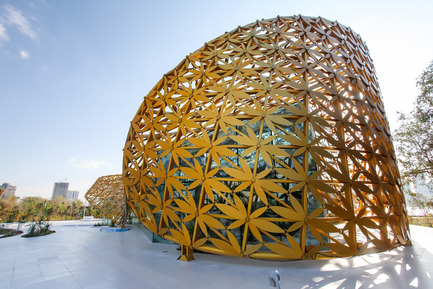 Dossier de presse | 2193-01 - Communiqué de presse | Butterfly Pavilion – Noor Island - 3deluxe - Design urbain - One special challenge was to develop a high-gloss gold paint that could withstand the maritime environment<br> - Crédit photo : Christian Bauer