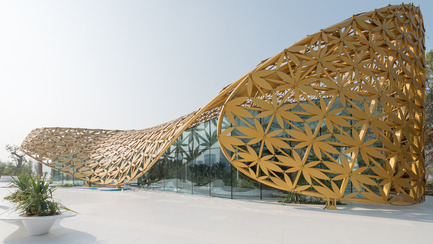 Dossier de presse | 2193-01 - Communiqué de presse | Butterfly Pavilion – Noor Island - 3deluxe - Design urbain - The Butterfly Aviary is located at the center of the Butterfly Pavilion, shaded by its defining golden roof. - Crédit photo : Joaquín Busch