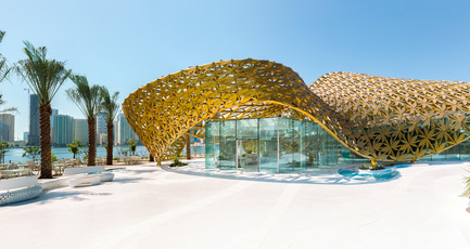 Dossier de presse | 2193-01 - Communiqué de presse | Butterfly Pavilion – Noor Island - 3deluxe - Design urbain - Three interlocking freeform sections serve to counterbalance each other and thus lend the overall form greater stability.<br> - Crédit photo : Torsten Seidel