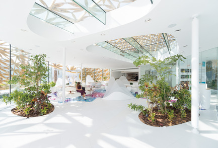 Dossier de presse | 2193-01 - Communiqué de presse | Butterfly Pavilion – Noor Island - 3deluxe - Design urbain - The mostly white interior creates a touch of freshness and promises relief from the heat outside. - Crédit photo : Joaquín Busch