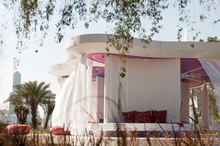 Dossier de presse | 2193-01 - Communiqué de presse | Butterfly Pavilion – Noor Island - 3deluxe - Design urbain - The Literature Pavilion, an open structure or about 40 visitors with no climatic sheath, is reminiscent of stylised Bedouin tent where people sit on the floor – cushions and blankets are covered in a fabric specially woven in Germany. - Crédit photo : Sascha Jahnke