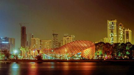 Dossier de presse | 2193-01 - Communiqué de presse | Butterfly Pavilion – Noor Island - 3deluxe - Design urbain -  In the evenings the building is orchestrated in a special way – the individually controllable LED lamps integrated in the nodes galvanise the supporting structure. Patterns of light make their way across the façade and the pavilion suddenly resembles a swarm of butterflies coming together in ever-changing<br>rhythms before drifting apart again.  - Crédit photo : seele me FZE