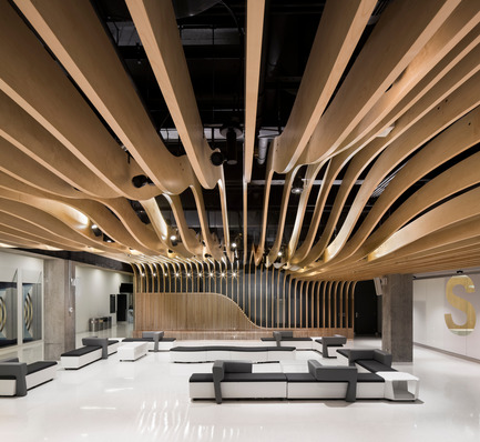 Dossier de presse | 916-06 - Communiqué de presse | Menkès Shooner Dagenais LeTourneux Architectes : de prestigieux prix pour la Maison des étudiants de l'ÉTS et la Vitrine étudiante de Polytechnique - Menkès Shooner Dagenais LeTourneux Architectes - Architecture institutionnelle - Vitrine étudiante de Polytechnique Montréal_Coin salon dans l'espace public - Crédit photo :  Stéphane Groleau 