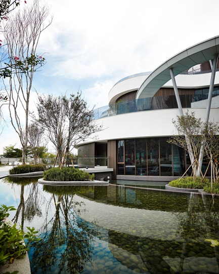 Dossier de presse | 2213-01 - Communiqué de presse | Green Places Community Clubhouse - Chain 10 Urban Space Design - Design d’intérieur commercial - Landscaping pond - Crédit photo : Kuo-Min Lee
