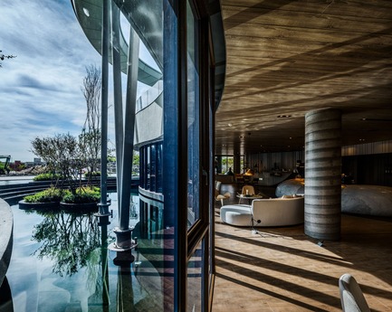 Dossier de presse | 2213-01 - Communiqué de presse | Green Places Community Clubhouse - Chain 10 Urban Space Design - Design d’intérieur commercial - Coffee&amp;Read &amp; Landscaping pond - Crédit photo : Kuo-Min Lee