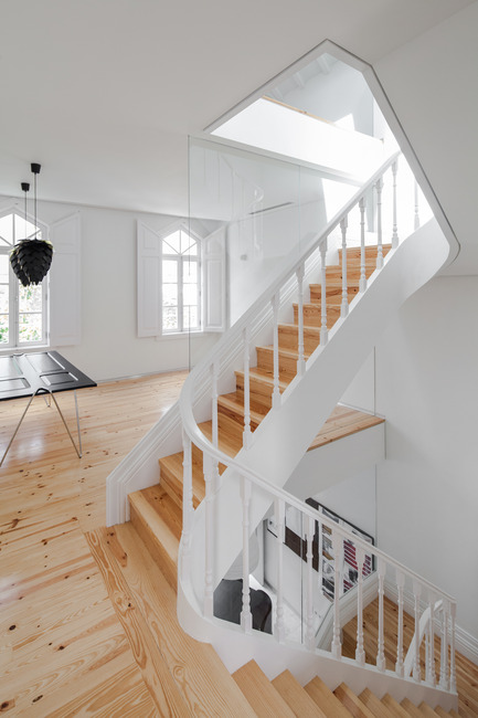 Dossier de presse | 2216-01 - Communiqué de presse | The Three Cusps Chalet - Tiago do Vale Architects - Architecture résidentielle - Staircase facing Living Room - Crédit photo : João Morgado
