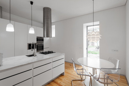 Dossier de presse | 2216-01 - Communiqué de presse | The Three Cusps Chalet - Tiago do Vale Architects - Architecture résidentielle - Kitchen facing Interior Plaza - Crédit photo : João Morgado