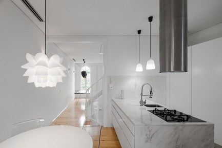 Dossier de presse | 2216-01 - Communiqué de presse | The Three Cusps Chalet - Tiago do Vale Architects - Architecture résidentielle - Kitchen facing Living Room - Crédit photo : João Morgado