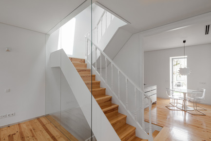 Dossier de presse | 2216-01 - Communiqué de presse | The Three Cusps Chalet - Tiago do Vale Architects - Architecture résidentielle - Staircase facing Kitchen - Crédit photo : João Morgado