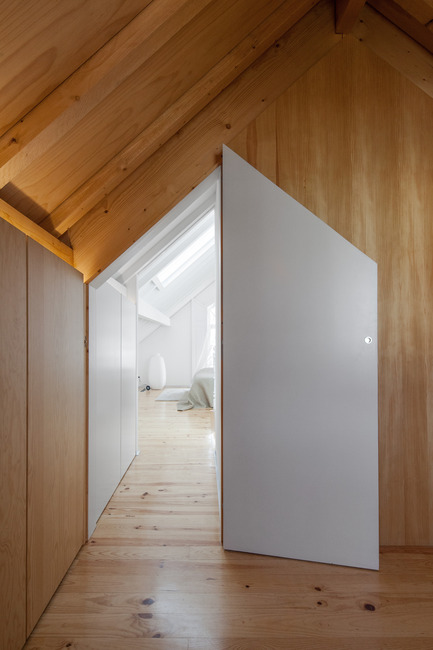 Dossier de presse | 2216-01 - Communiqué de presse | The Three Cusps Chalet - Tiago do Vale Architects - Architecture résidentielle - Dressing Room facing Bedroom - Crédit photo : João Morgado