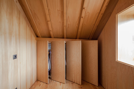 Dossier de presse | 2216-01 - Communiqué de presse | The Three Cusps Chalet - Tiago do Vale Architects - Architecture résidentielle - Dressing Room - Crédit photo : João Morgado